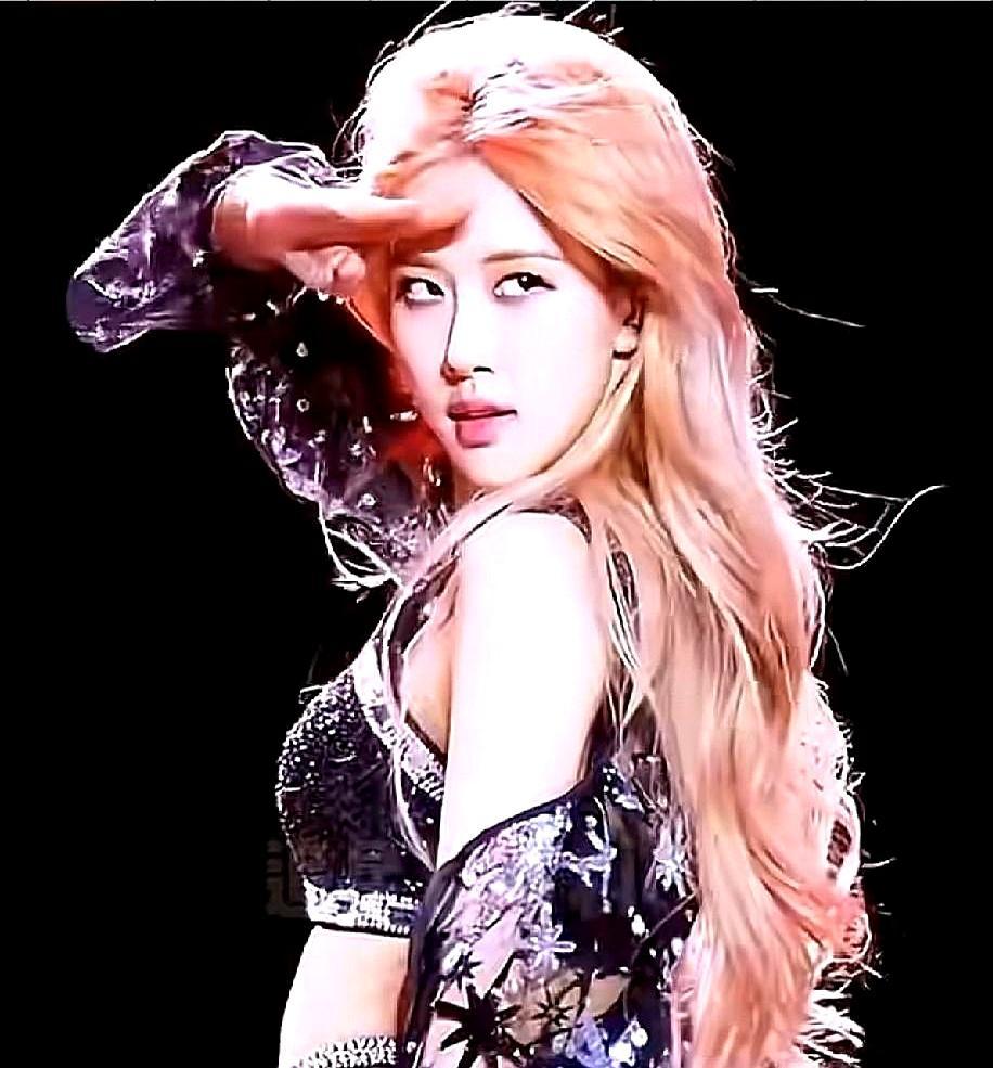 朴彩英为了保住金发，亲口说形象比头皮健康重要。
 
她本身五官偏淡、中庭长，深发