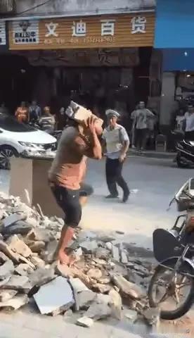 街头暴力，
     ——男人的一地鸡毛！