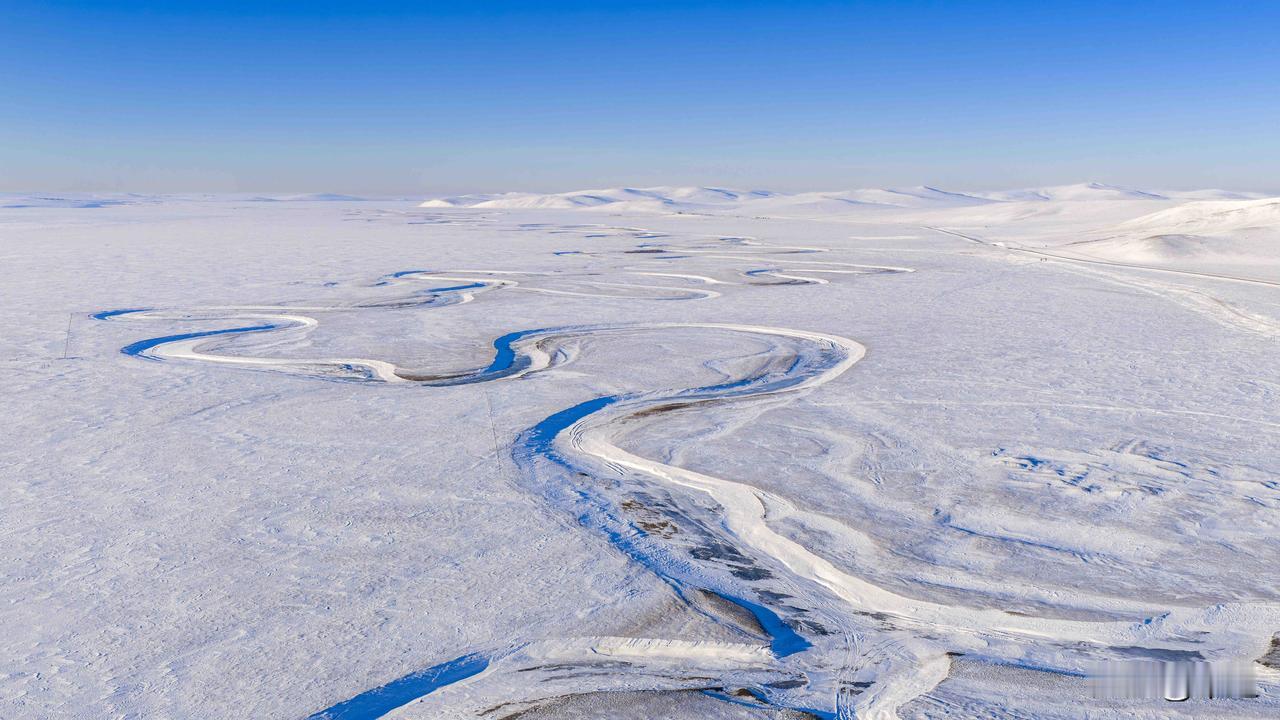 广袤的呼伦贝尔草原被皑皑白雪覆盖，千回百转的莫日格勒河在静静地沉睡。