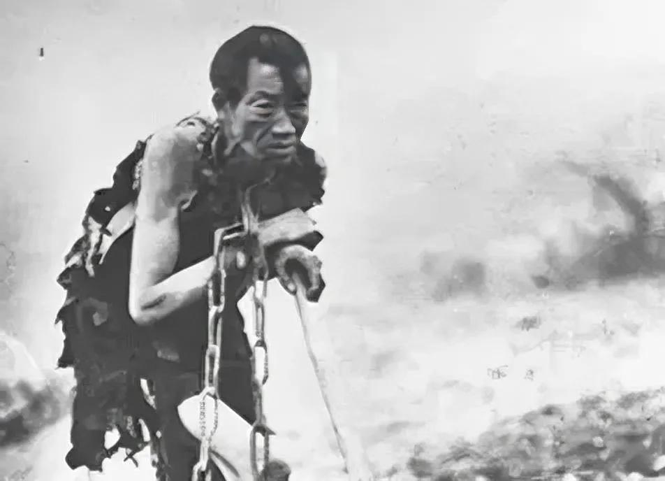 1950年青海西宁解放路两旁的商铺已挂上崭新的红旗，解放军战士正向各族群众宣传政
