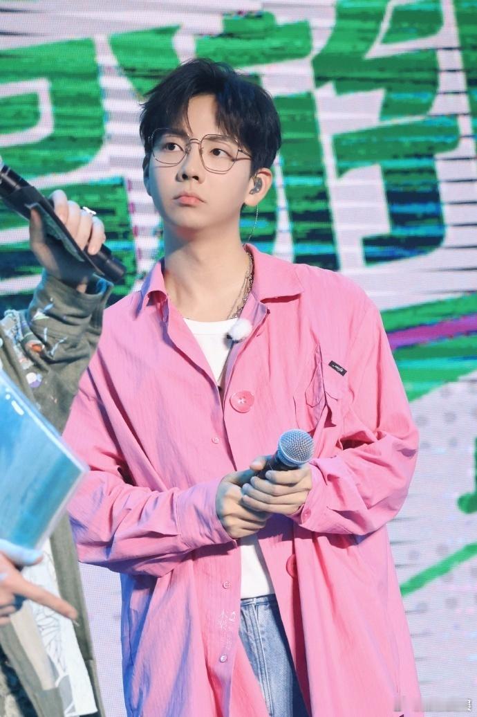 #胡夏A甜粉外套#胡夏在《鲜活唱游团》中的每一次亮相都让人眼前一亮，特别是这身A