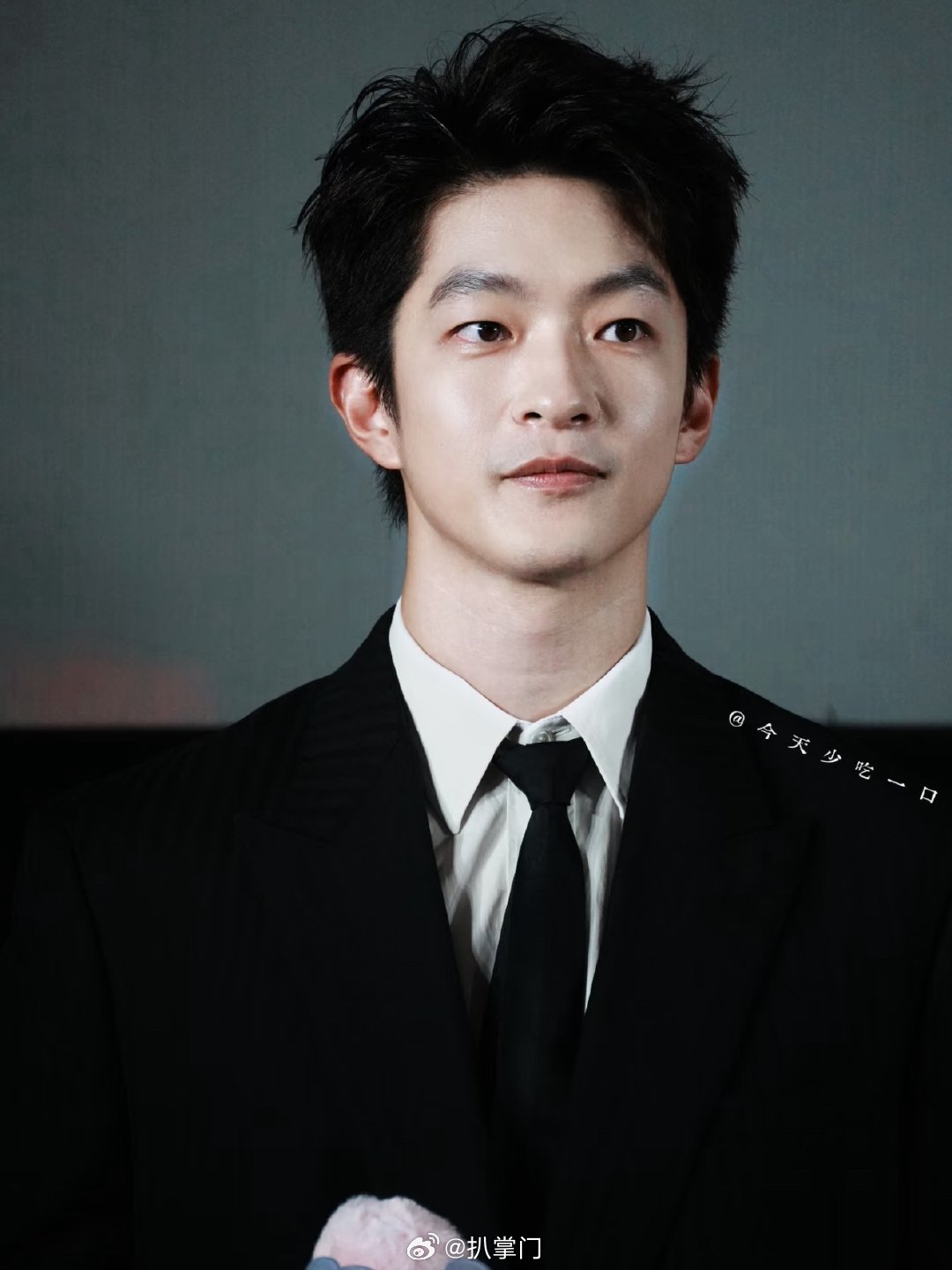 网传屈楚萧孙千合作月下烟火改编自人气小说《装聋作哑》的电视剧《月下烟火》有新消息