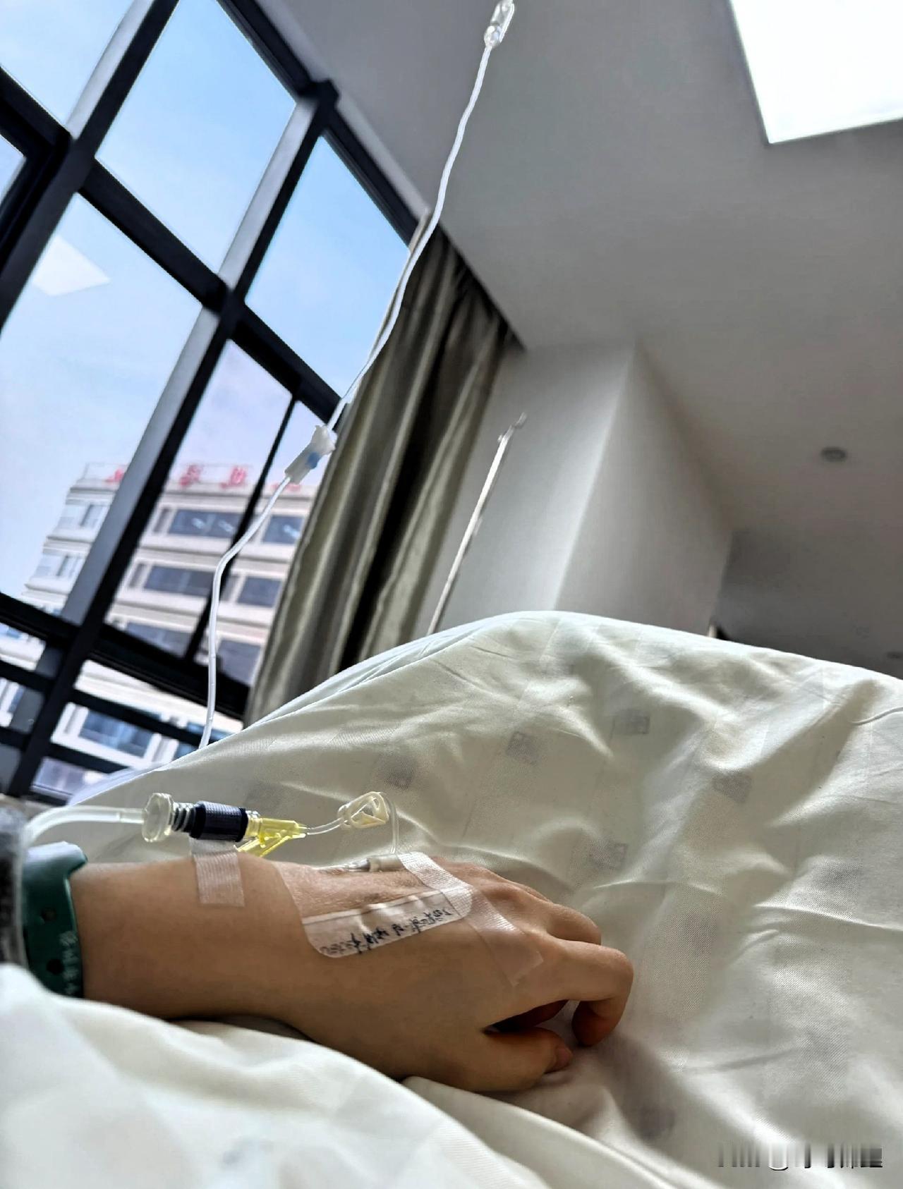 女人怀孕9个月，腿肿得走不动路，就因为没给婆婆洗水果，被亲老公一巴掌扇飞撞在沙发