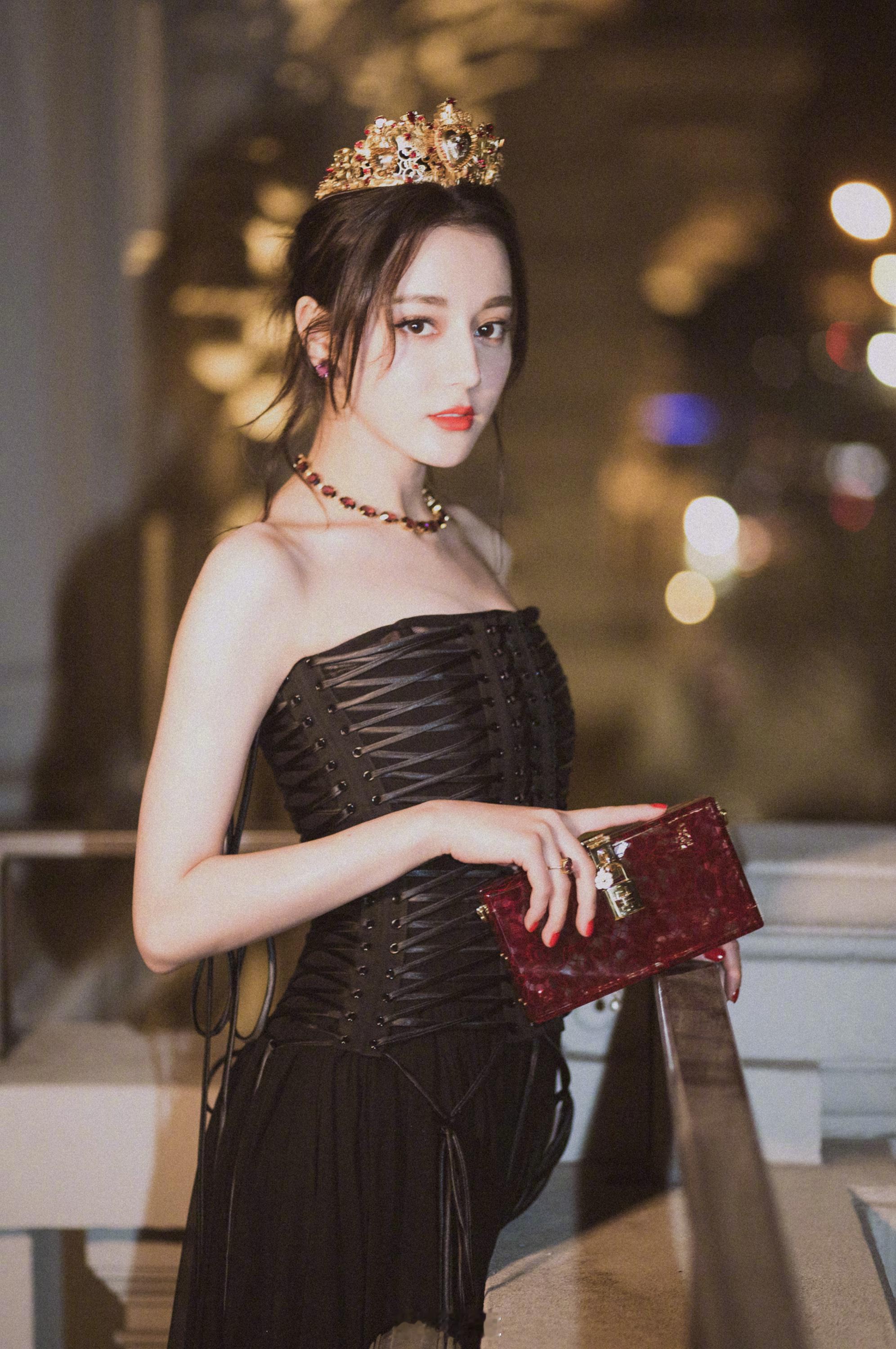 ELLE镜头下的迪丽热巴期待下个月巴黎时装周✨ ​​​