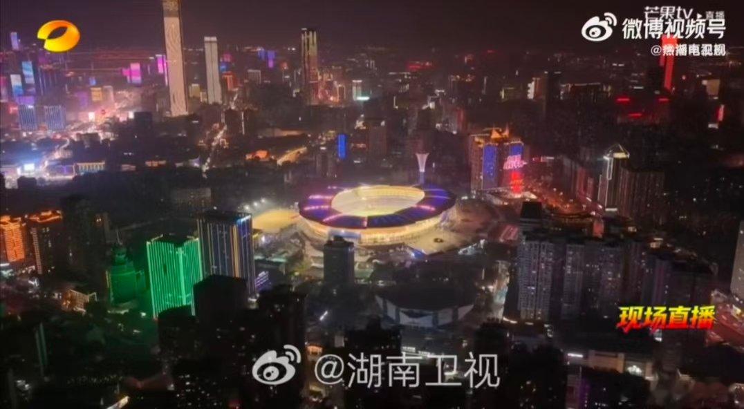 声鸣远扬七强在湘超唱我和我的祖国 声鸣远扬 湘超总决赛的这一曲《我和我的祖国》，