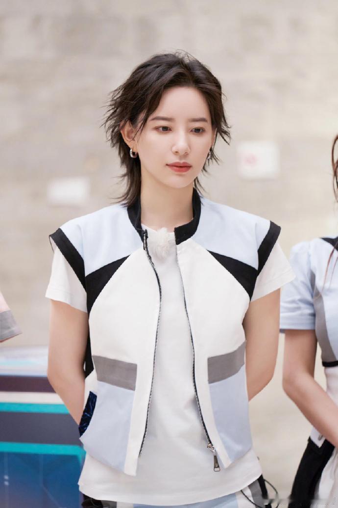 第一次在一个人身上看到了美飒感 看到李斯丹妮的狼尾短发，才明白什么是真正的美飒。