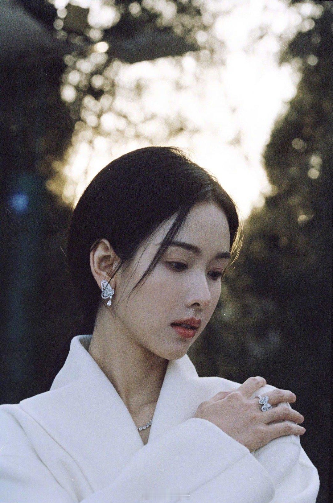 媒体夸陈都灵依然信守承诺又一次被陈都灵的人品圈粉啊，陈都灵被媒体发长文夸赞，说陈