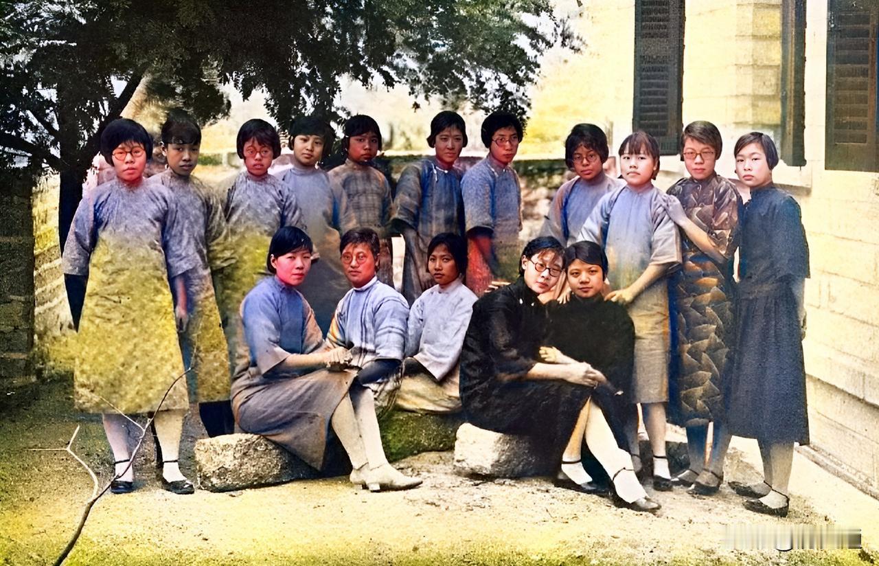 1929年，厦门大学的十六名女生在一起。她们都是1929级的。这一级，厦门大学共