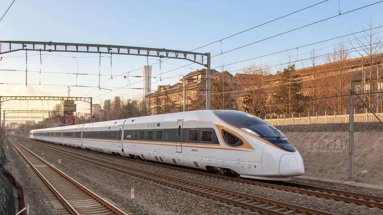 怪不得要大力发展高铁，它的耗能成本太让人意外了。一辆高铁载有500人，时速300