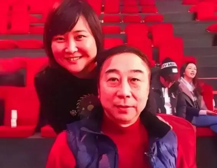 有一次，贾玲给冯巩打电话:“师父，我想拍一部电影，请您帮忙客串一下，片酬30万，