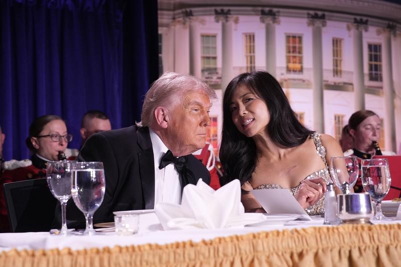 哟，她还赞美上了……果然是相由心生，古人诚不我欺！

白宫晚宴枪响之后，这位爬出