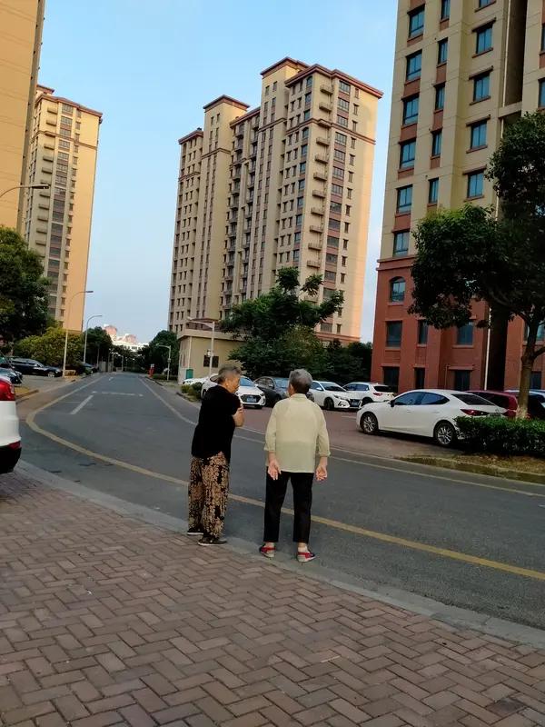 父母没钱给儿子买房，这事儿在当下很常见。其实没必要焦虑，父母也有自己的难处。
父