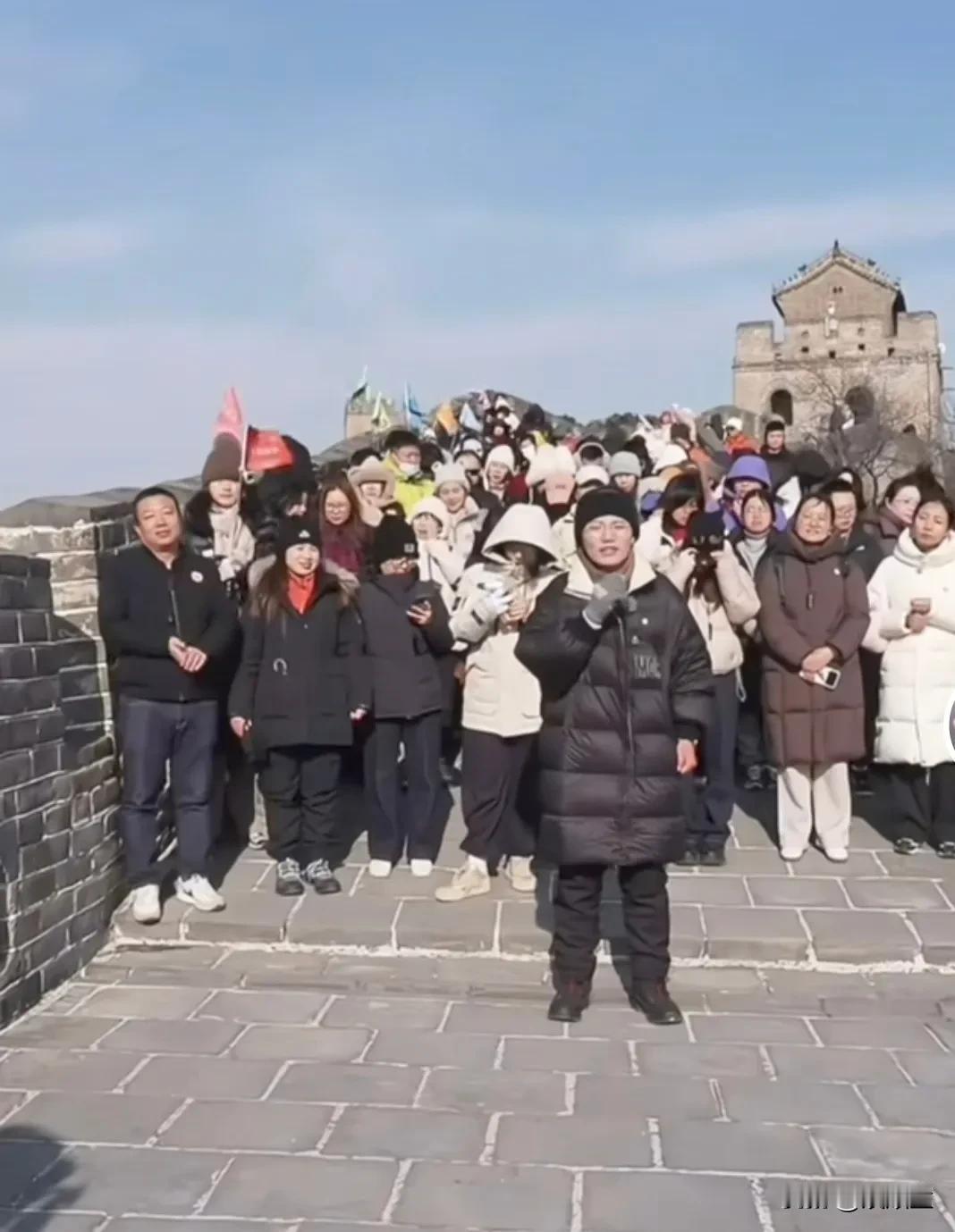 这次，东方甄选会员爬长城活动，被小韩圈粉了！
他在上面做了十分钟左右的总结，作为