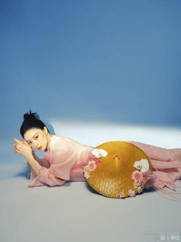 蒋欣斗笠造型蒋欣粉衣斗笠造型粉衣温婉配上古风斗笠，轻纱半掩眉眼，温婉柔情碰撞江湖