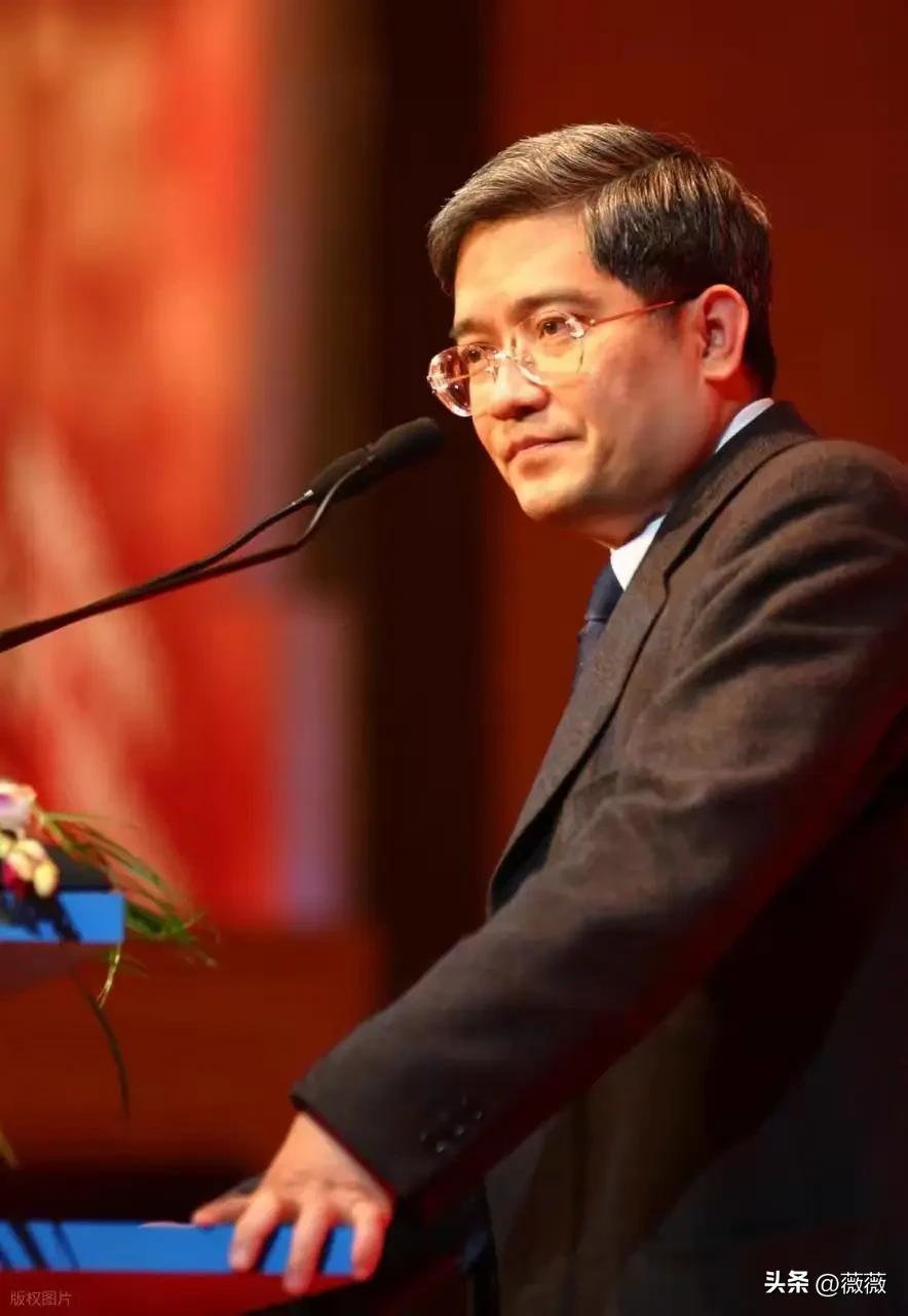 著名经济学家郎咸平说：优秀的孩子其实是培养不出来的，一个孩子最终优不优秀，根子在