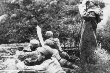 1946年，解放军五千人被三万敌军包围，旅长下令烧毁重要文件，准备拼命，谁知一个