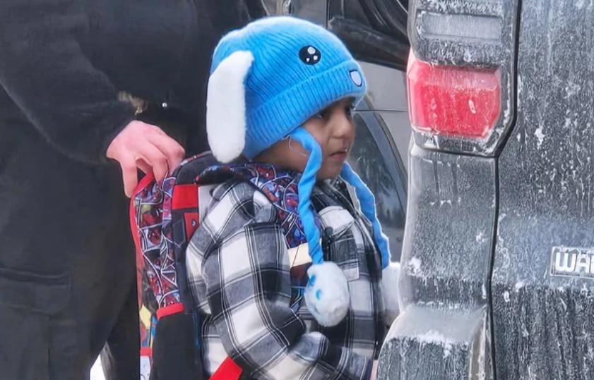 法官已下令释放被移民拘留的5岁孩子和他的。

此前，美国移民和海关执法局（ICE