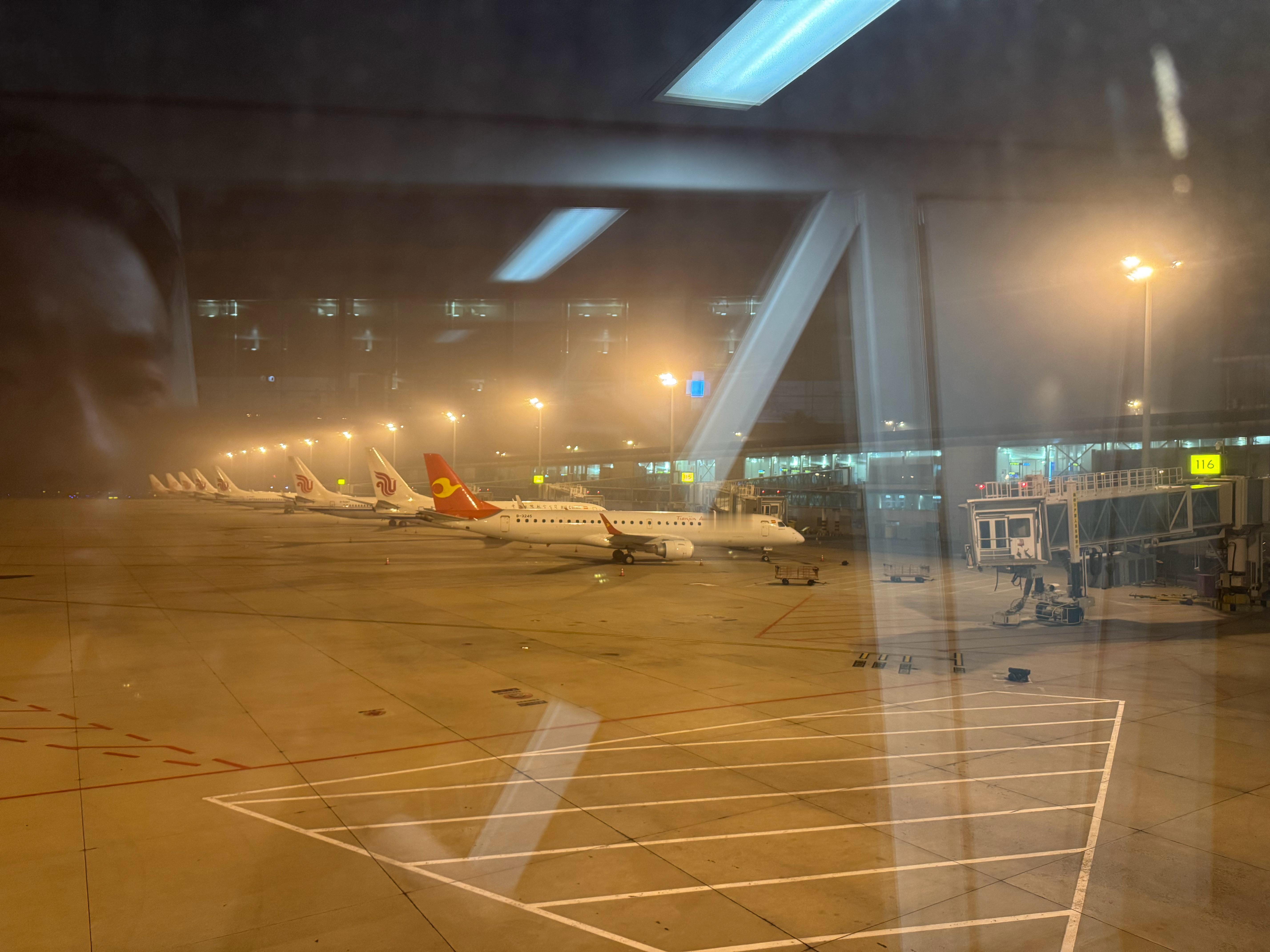 小李飞车 你见过本该下午到却凌晨三点半到的飞机吗？凌晨四点半到家，我媳妇还把门反