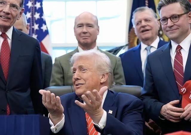 最近美国那边闹得挺热闹：先是放出风来，说要卖给台湾200亿美元的武器，创个新纪录