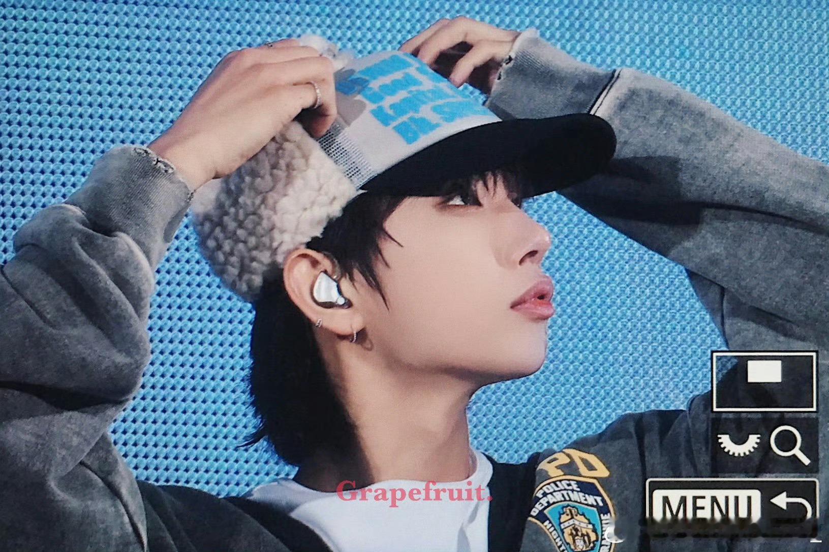 脸真的好小啊 狗毛长长的 