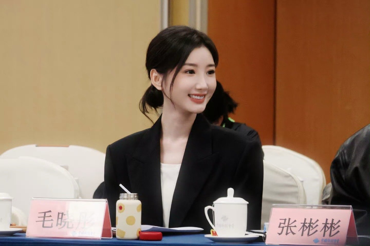 演员 亮相研讨会，分享《余生有涯》创作感悟✨ 黑色西装+利落盘发，沉稳干练气场拉