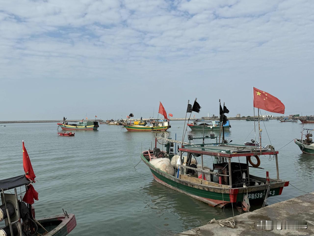 海南岛西海岸，一个普通渔港，买几斤虾，回去煮了吃。