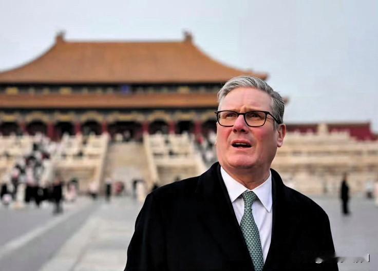 斯塔默到中国来了，带着1860年历史留给他的印象，站在天安门前，但再也找不到18