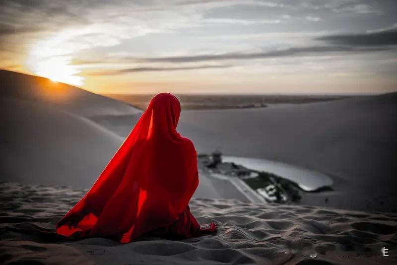 同事跟一个女孩交往三个月了，问我怎么证明她是否喜欢我呢？
我问他：“她是在空闲时