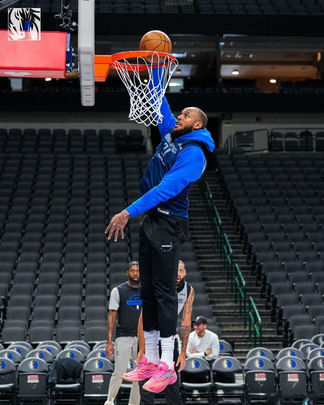 MFFL 我牛球员们在达拉斯训练。欧文、戴维斯都在。MFFL森林狼vs独行侠约基