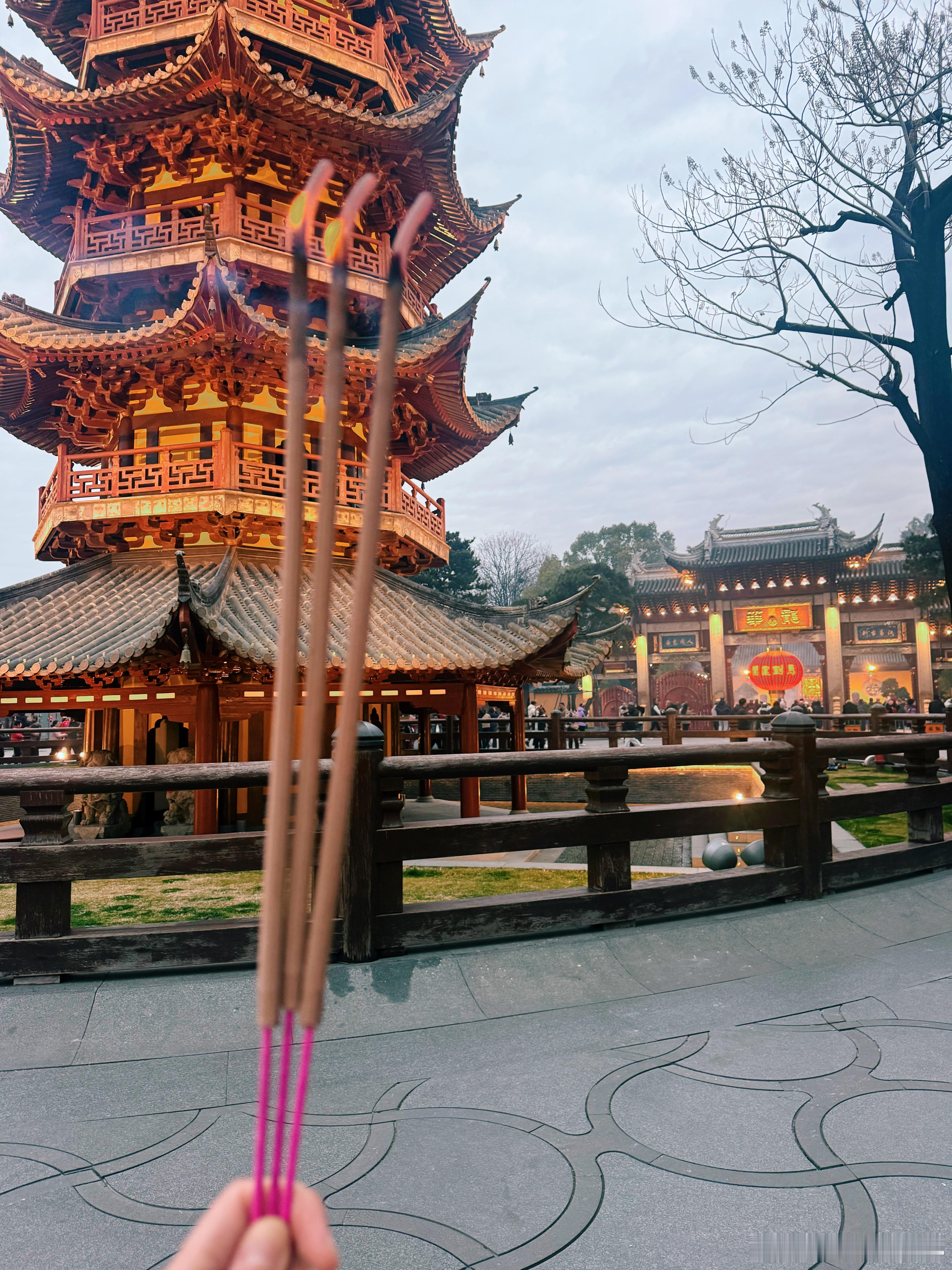 新年开门第一件事：龙华上香。大年初一 各位新年好啊～ 上海·龙华寺