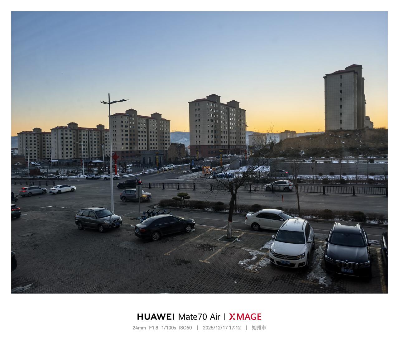 黄昏的平鲁，几座高楼安静的耸立在那里，这是个安逸的小城，街上过往的车辆不多，进入