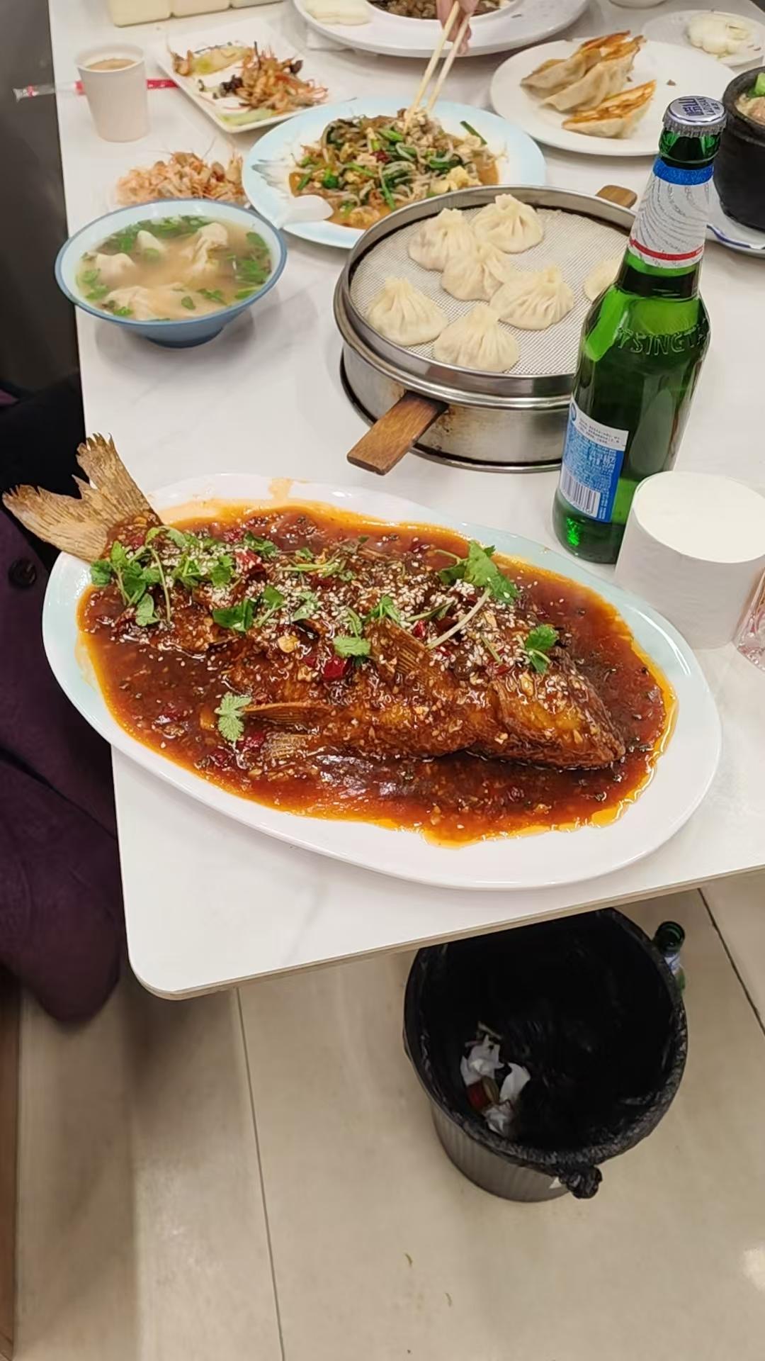 天南地北大拜年儿子一家在河北衡水丈母娘家吃的年夜饭，也很丰盛[赞]