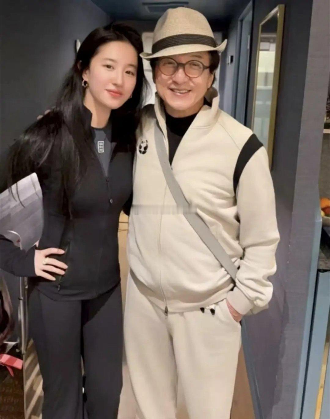 刘亦菲晒出和成龙合影照，刘亦菲着黑色紧身衣身材超棒，又瘦美又素颜状态绝了…… ​