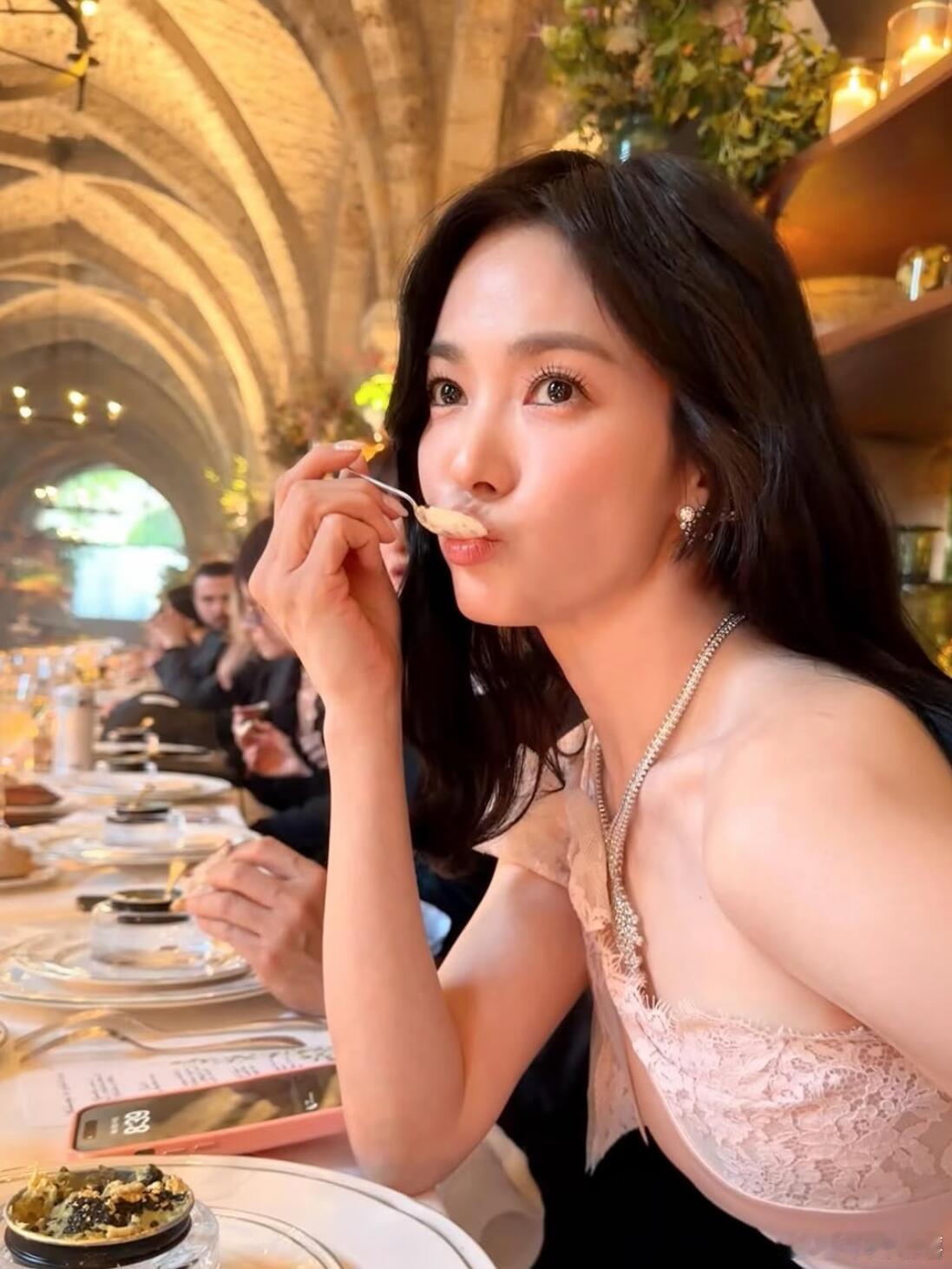 宋慧乔ins晒图，名利就是养人的啊啊啊啊太能打了！感觉她黑暗荣耀之后，状态好了很