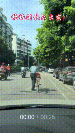不知为啥，莫名地戳中了我的笑点！


这满满的仪式感：
抬左腿6下、右脚出溜17