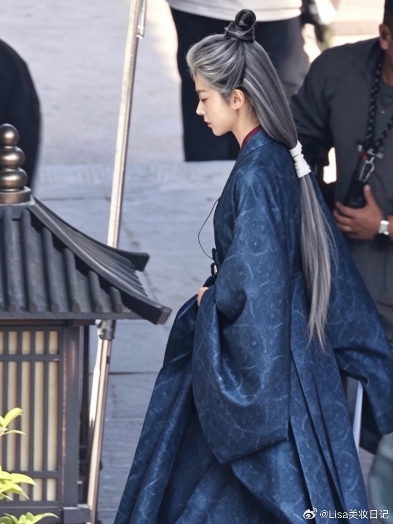 赵今麦白发造型赵今麦官服白发路透 官服搭配白发，直接褪去了平时的甜妹感，秒变高岭