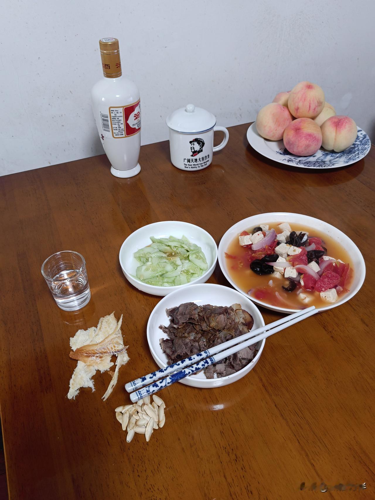 73岁单身老男人跪着蹲着爬着，一个半小时，把厨房，浴室，房间客厅地板仔细擦拭干净