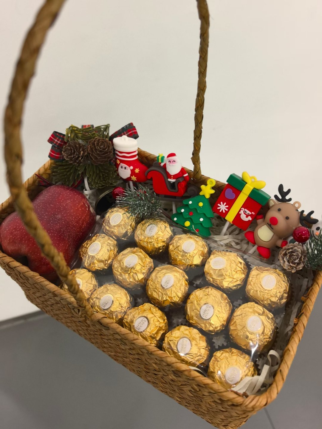 现在出门都能看到圣诞的气息了，我还是喜欢春节，团团圆圆多好 