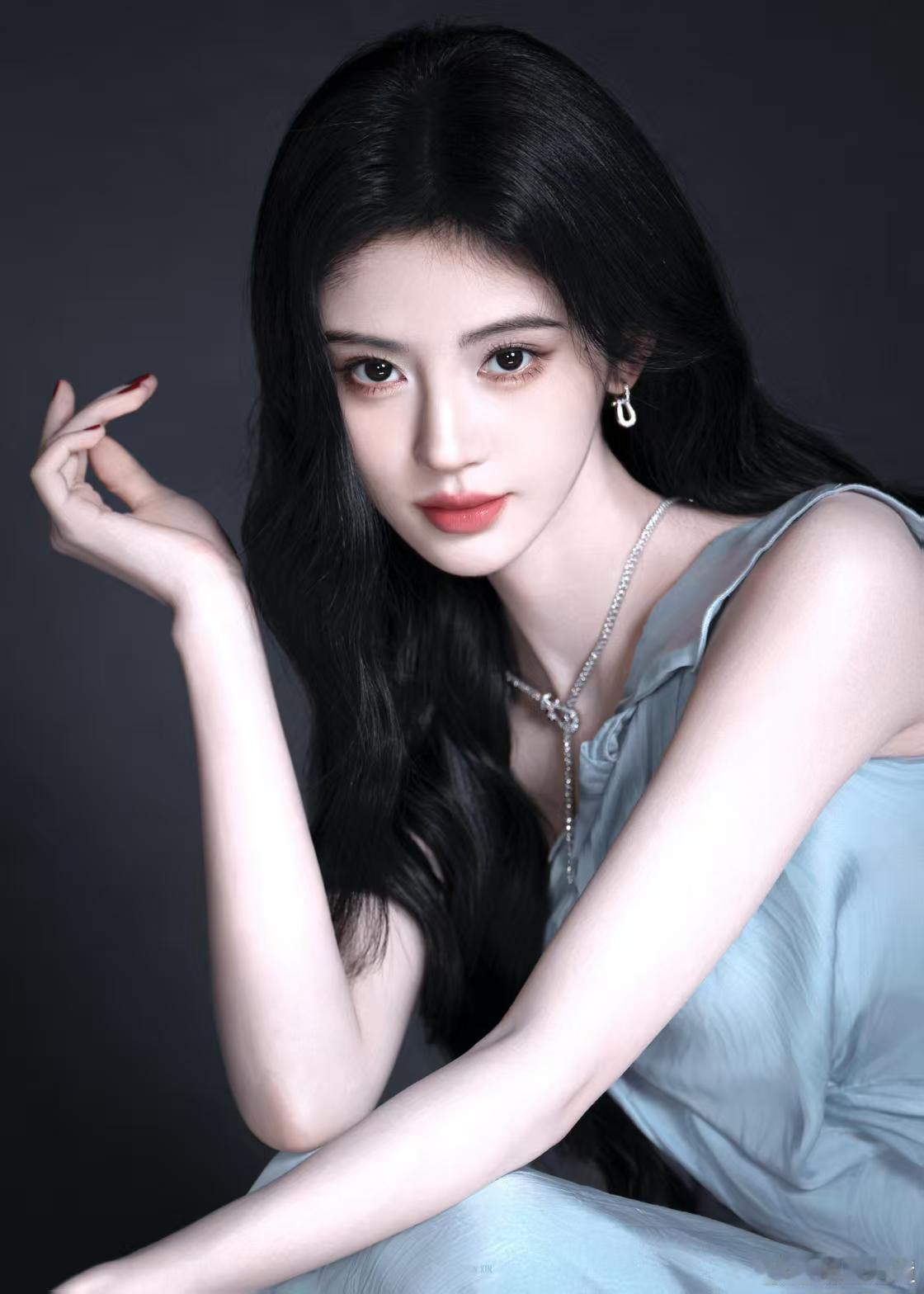 鞠婧祎生活极为低调镜头前是明艳偶像，镜头后是把日子过成烟火气的普通人，鞠婧祎的低