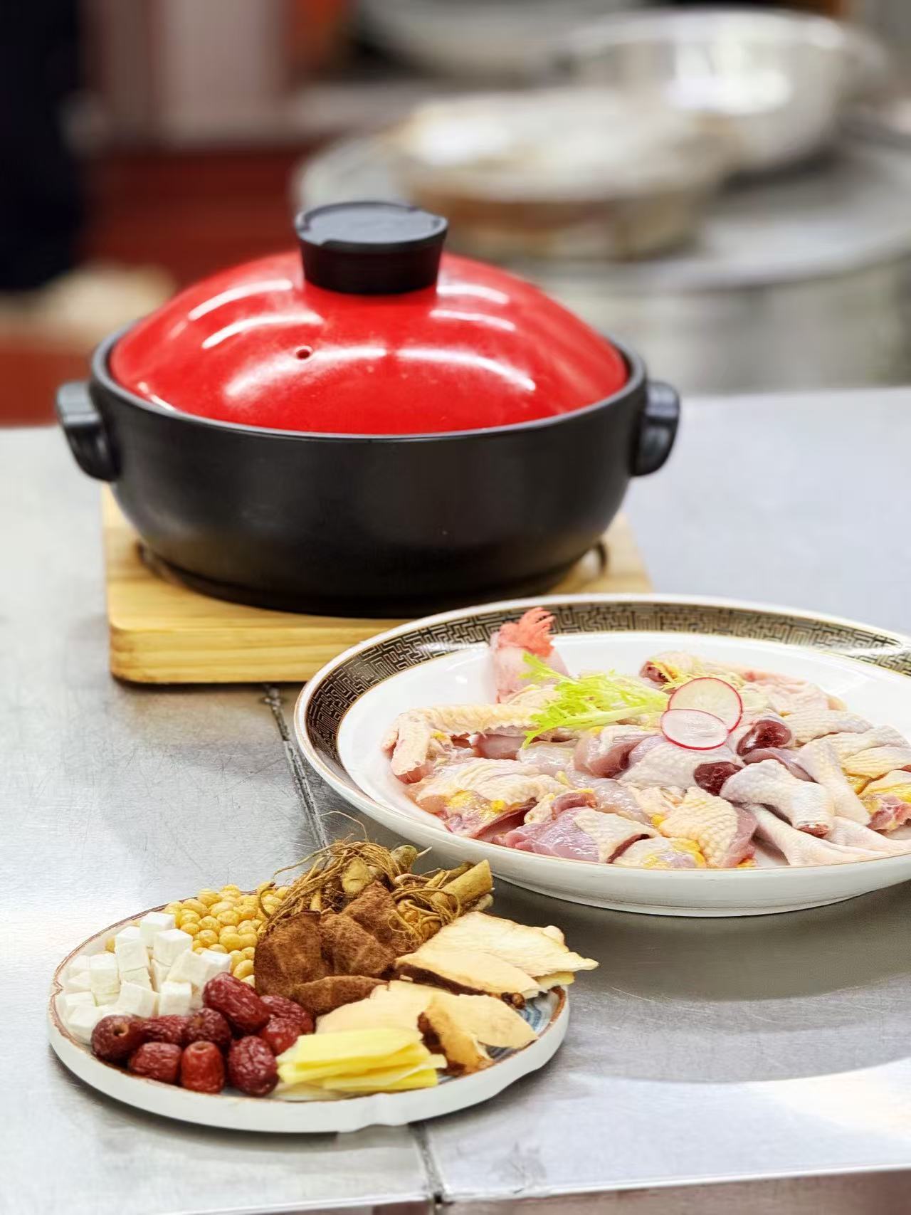 莫氏鸡煲要卖汤底药包了事实上，有了名声后，下一步就可以企业合作用“莫氏鸡煲”注册