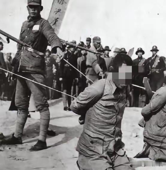1946 年 8 月，大汉奸万里浪被枪决后，家人在收殓时，却发现这不是万里浪尸体
