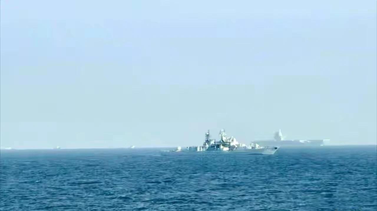 【福建号航空母舰海试是单枪匹马，也或只有无武装拖船在随航吗？】所附这张图片据说就