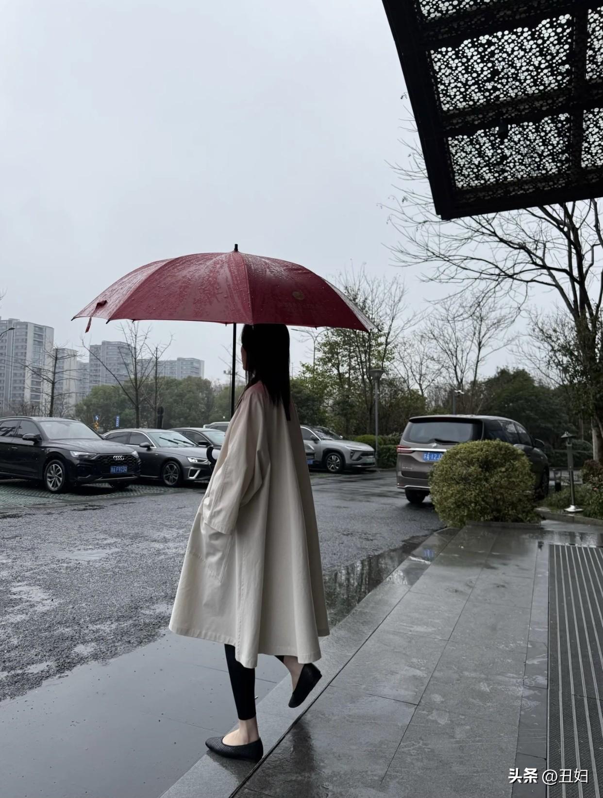 在北京春雨的映衬下更加优雅，穿它既保暖又时髦。白色大衣温柔又高级，宽松的版型藏肉