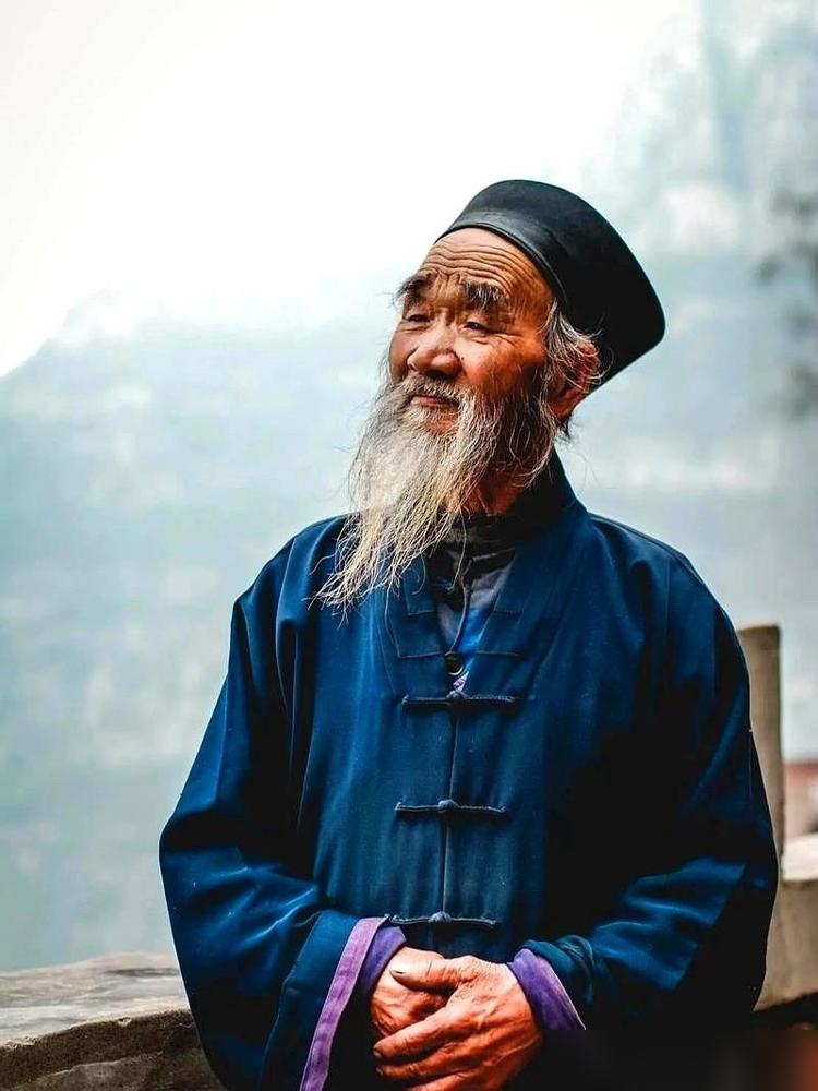 网上流传着一段终南山百岁道医的警言，这老头在悬崖边采药时头都不抬，一句话就把人的