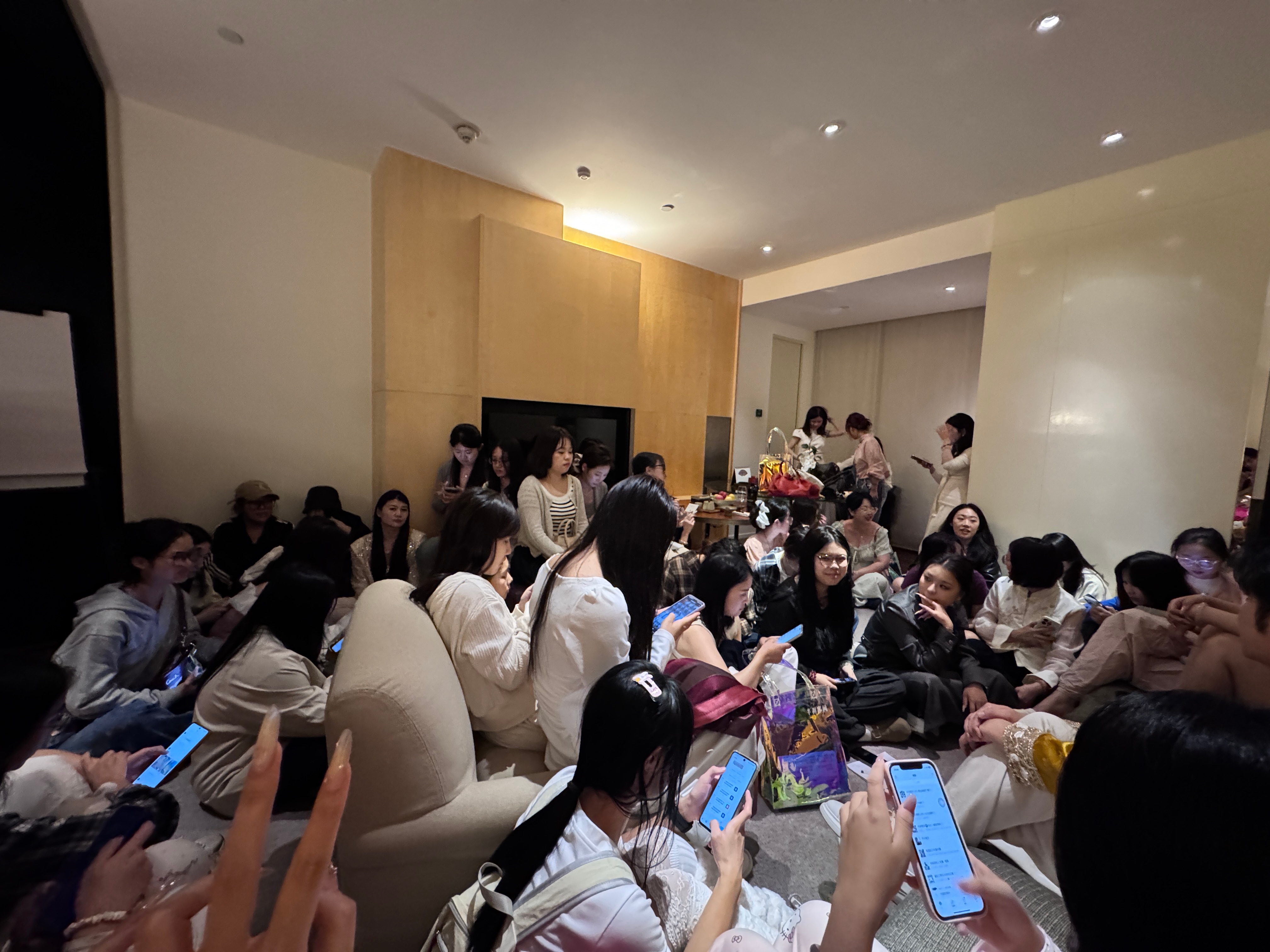 凌晨一点还在套房小灶  一群努力的女孩子一起奋斗向上[打call]私域流量水晶手