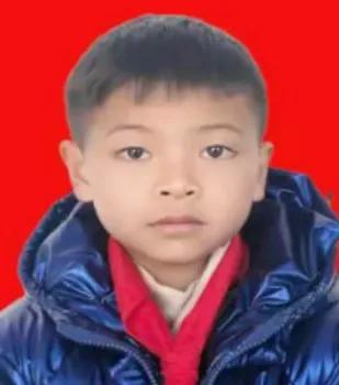 4岁儿子撑起瘫痪父亲的家，这才是最戳人的人间真情
 
云南文山1男子，因生意失败