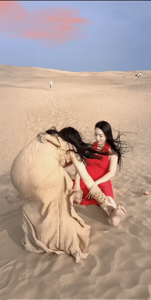 滚沙！这两个女人还是有创意的。不过，一是俩人的用力不大，没有滚下去；二是选的位置