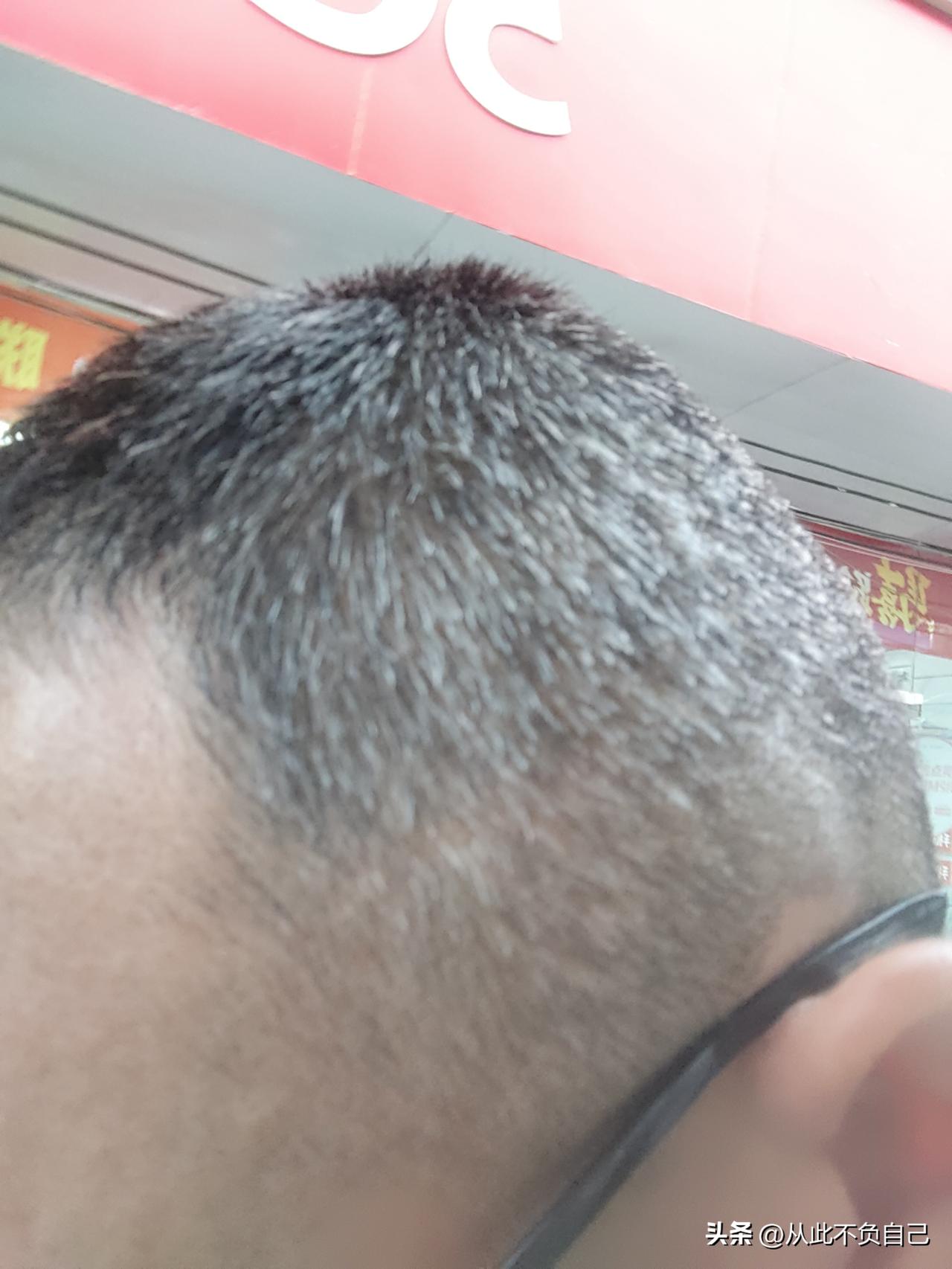 我的头发是年前理的，经过一个多月时间，已经长得很长了，乱糟糟的很难看，可是，没有