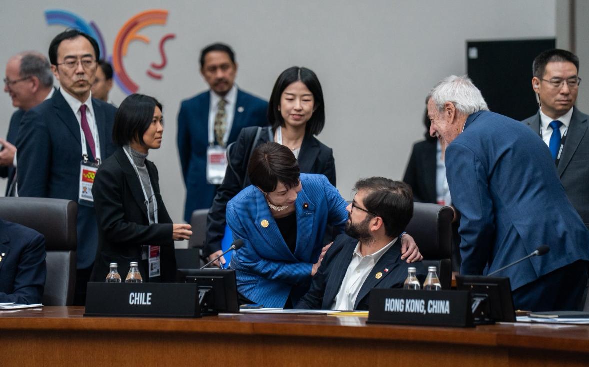 高市早苗主动半抱智力总统的肩膀，卖力塑造自己的国际友好形象，实际上这是不符合外交