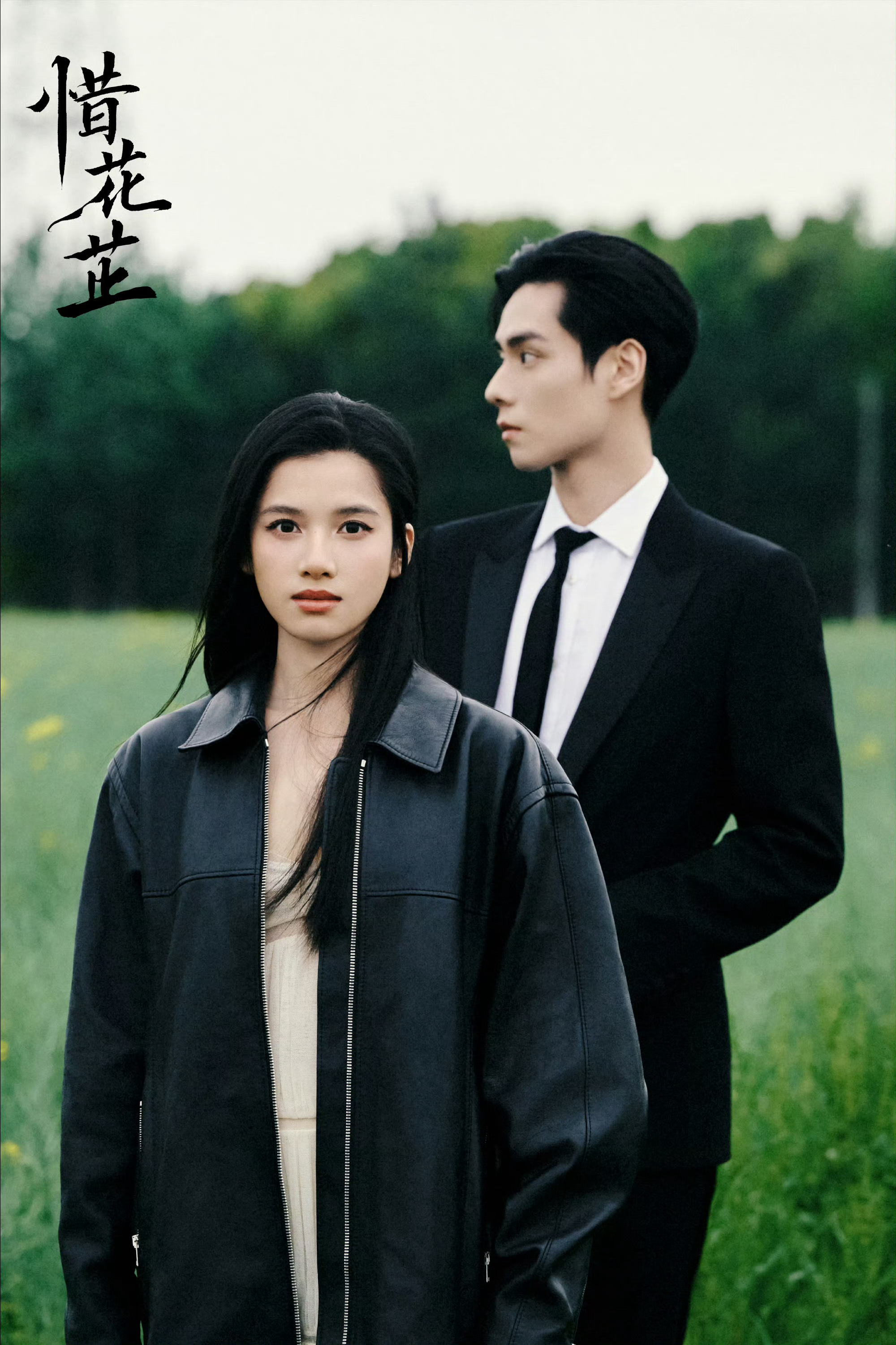 #张婧仪胡一天芷争朝惜双A写真#胡一天和张婧仪这次的写真真是太惊艳了！一身黑色装
